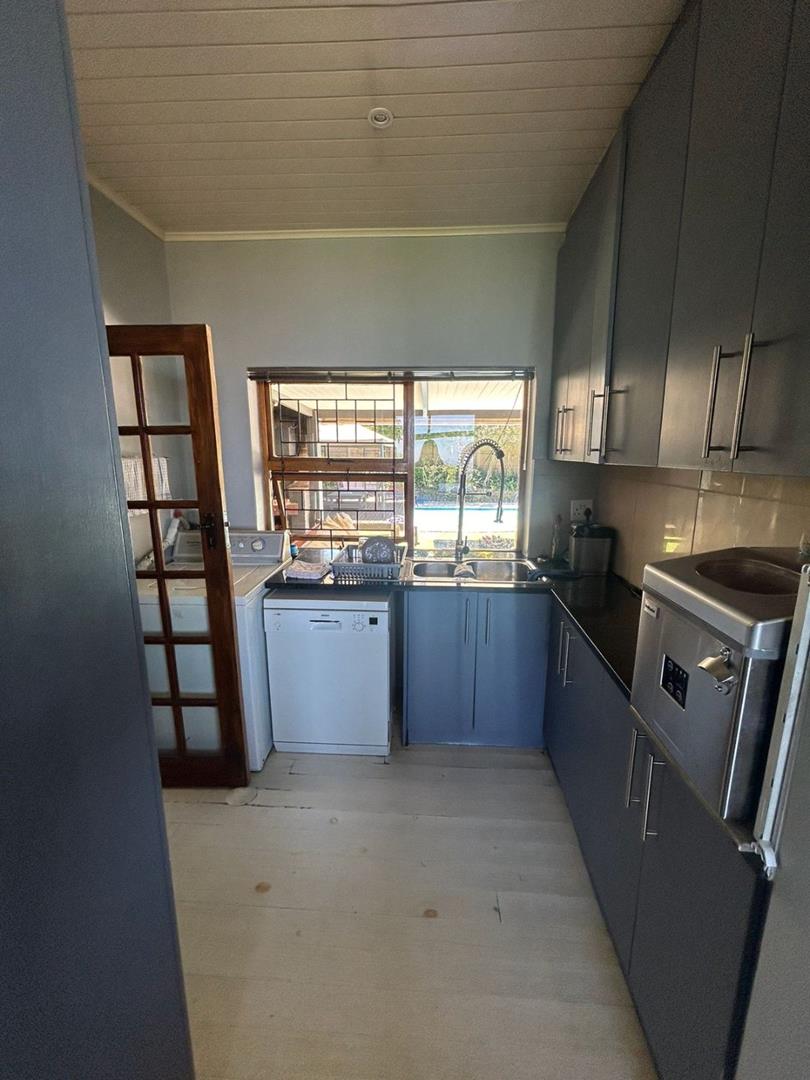 To Let 4 Bedroom Property for Rent in Loevenstein Western Cape